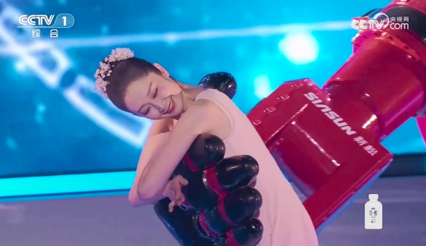 再破圈！央视端午晚会新松大负载机器人&ldquo;执手&rdquo;专业舞者柔美共舞，人机&ldquo;无间&rdquo;交互演绎未来美学