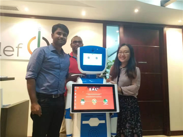 新松服务机器人&ldquo;sal&rdquo;走入阿布扎比