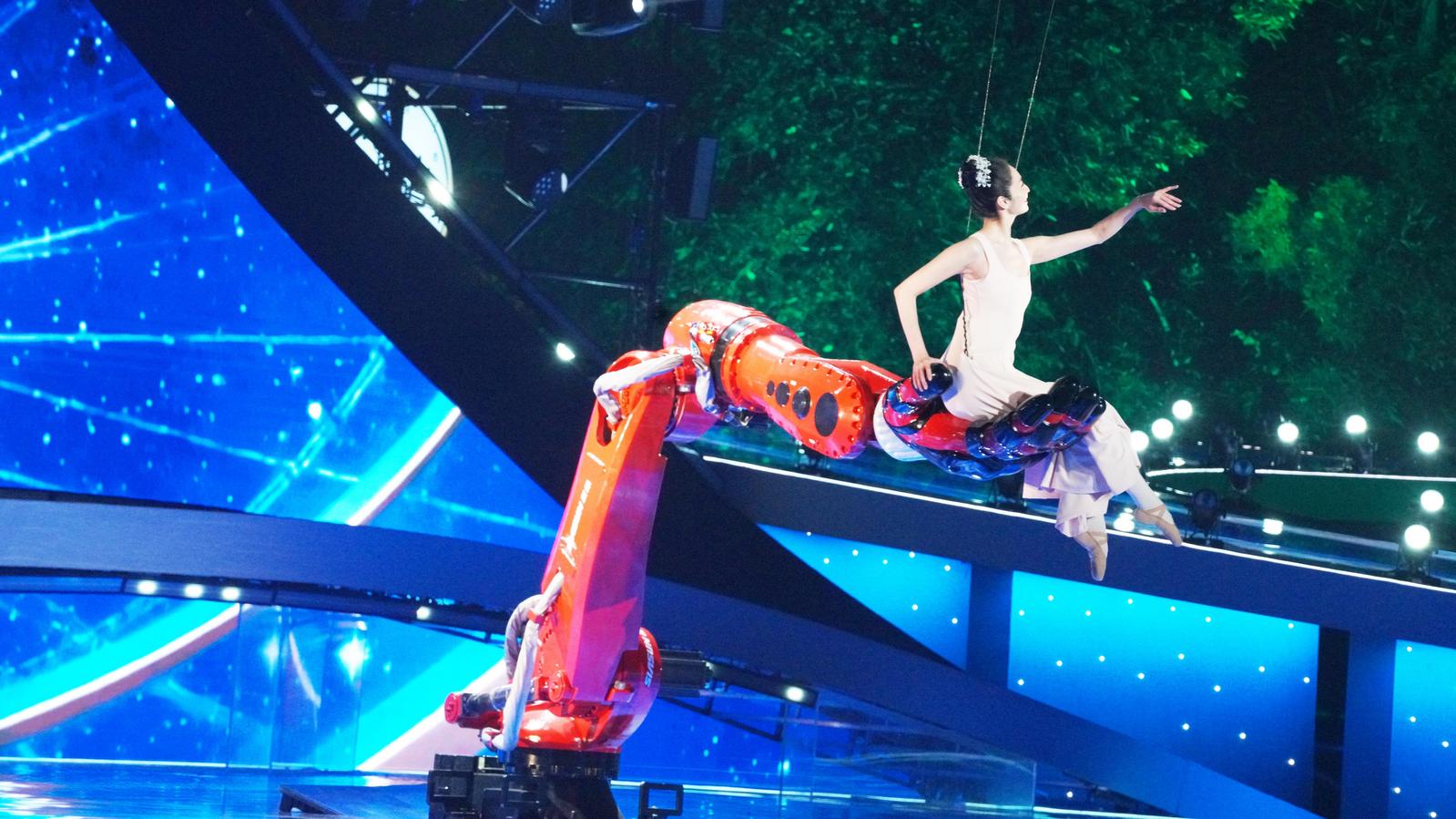 沈阳发布&mdash;&mdash;新松机器人端午再&ldquo;破圈&rdquo;，人机共舞诠释&ldquo;奋楫家国&rdquo;的科技力量