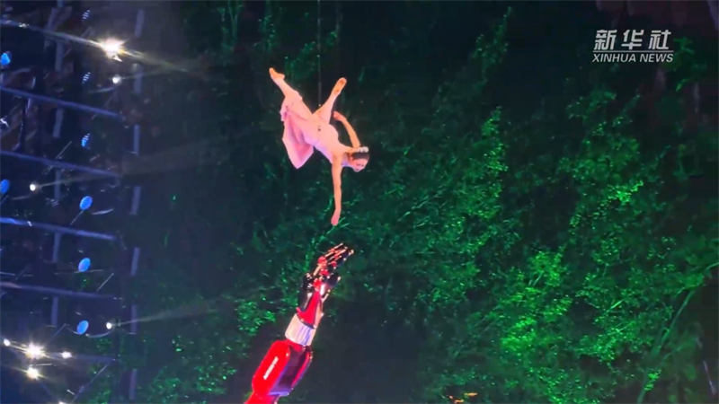 新华社&mdash;&mdash;机器人助力幸福生活｜这只&ldquo;变形金刚手臂&rdquo;成舞林高手