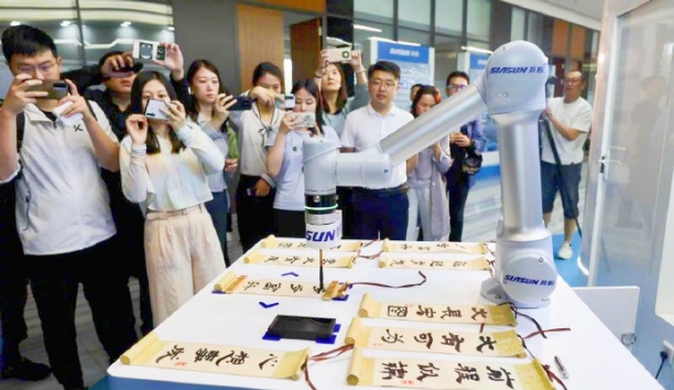 中国日报网&mdash;&mdash;辽宁沈阳：新松智能机器人&ldquo;书法家&rdquo;秀才艺